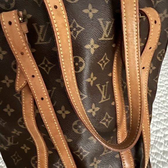 Authentic Louis Vuitton Bucket GM - Picture 9 of 15